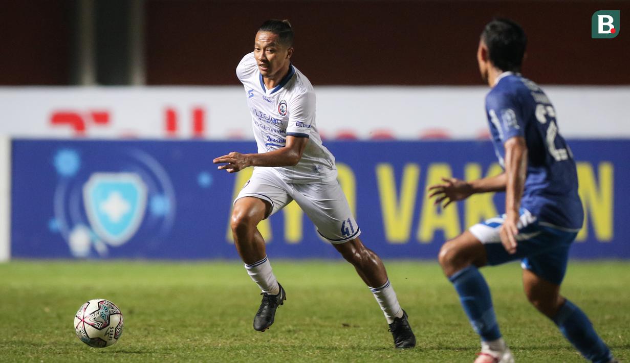 Serangan balik cepat dari Arema FC berbuah manis ketika tendangan keras Dendi Santoso pada menit ke-17 dapat menjebol gawang Persib Bandung. (Bola.com/Bagaskara Lazuardi)