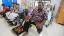 Awalnya ia merasa gugup saat kali pertama mengajar anak-anak penyandang disabilitas, terlebih mereka juga mengalami celebral palsy dan paraplegia (kelumpuhan anggota gerak mulai dari bagian panggul ke bawah) sehingga menyulitkan proses belajar mengajar. Namun berkaca pada dirinya yang pernah mengalami kecelakaan fatal, secara perlahan ia bisa memberikan materi pengajaran kepada mereka. (merdeka.com/Arie Basuki)