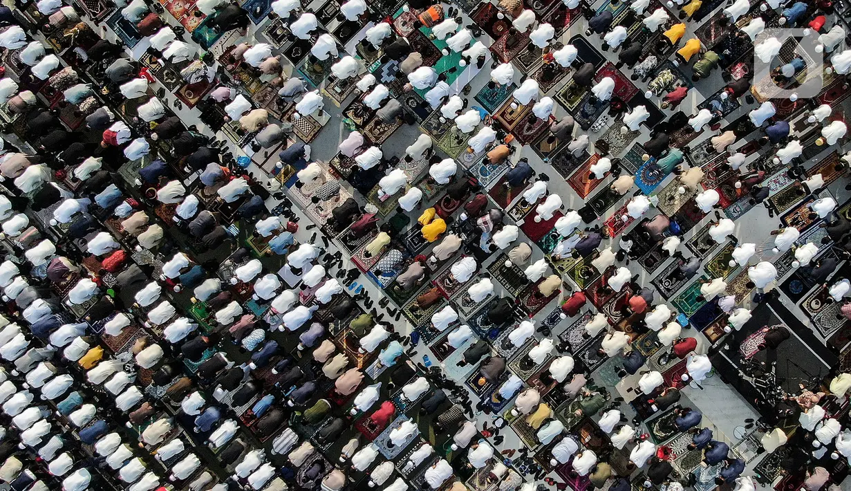 <p>Ribuan umat Islam melaksanakan sholat Id 1 Syawal 1443 Hijriah hingga memenuhi  Stadion Jakarta Internasional Stadium, Senin (2/5/2022). Pemerintah Indonesia menetapkan Hari Raya Idul Fitri 1443 Hijriah jatuh pada tanggal 2 Mei 2022. (Liputan6.com/Johan Tallo)</p>