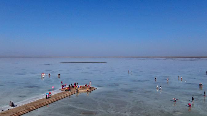 Foto dari udara pada 23 September 2020 ini memperlihatkan para turis yang berkunjung ke Danau Garam Caka di Wilayah Wulan, Provinsi Qinghai, China barat laut. Danau garam hasil kristalisasi alami di ketinggian 3.100 meter itu dikenal dengan sebutan 