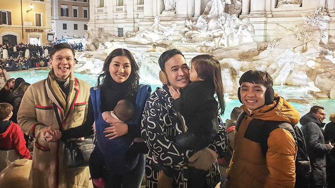 Ruben Onsu dan Sarwendah pun beberapa kali mengunggah foto saat tengah mengunjungi tempat-tempat bersejarah di Italia. Kebahagiaan juga terlihat dari raut wajah setiap anggota keluarga. (Liputan6.com/IG/@ruben_onsu)