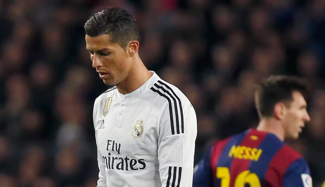 Penyerang Real Madrid, Cristiano Ronaldo terlihat sedih usai timnya dikalahkan Barcelona pada laga Liga Spanyol di Stadion Nou Camp, Senin (23/3/2015). Barcelona Menang 2-1 atas Real Madrid. (Reuters/Paul Hanna)