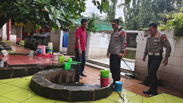 Kapolres Metro Depok, Kombes Ahmad Fuady melihat lokasi tujuh sumur Vihara Gayatri, Kecamatan Tapos, Kota Depok