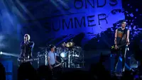 Grup band asal Australia, 5 Seconds of Summer sukses menghibur fans setianya yang biasa disapa '5Sos Fam'. Ini kali pertamanya menyapa fans setianya di Indonesia. (Galih W. Satria/Bintang.com)