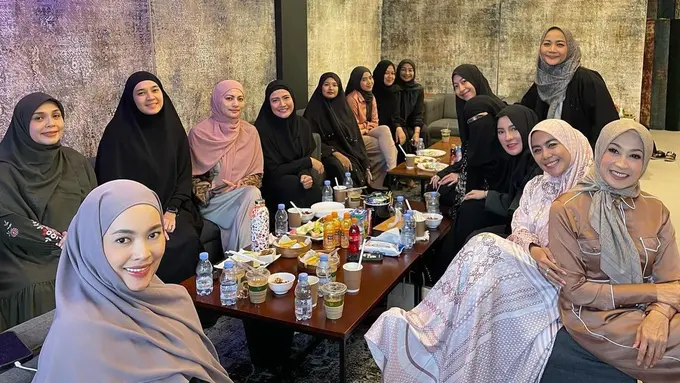Potret Umi Pipik dan para Selebritis Hadir dalam Majelis Halaqah Cinta, Cantik-Cantik Salihah