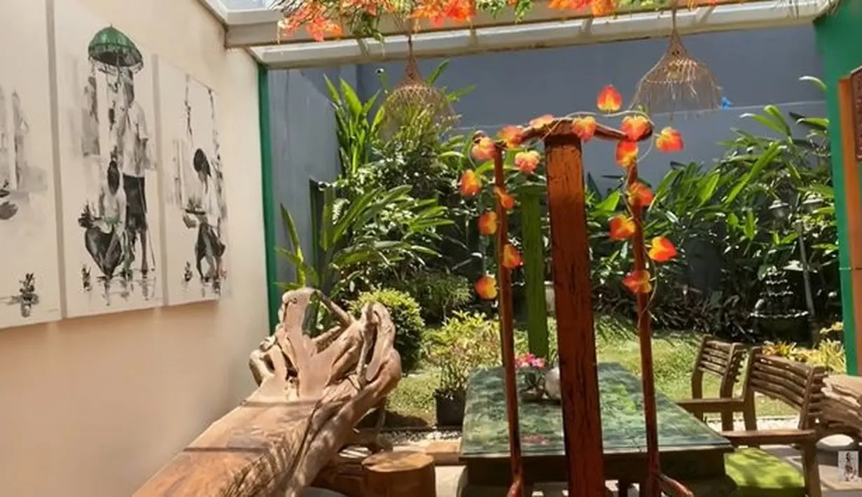 <p>Di rumah ini juga terdapat taman. Tempat ini juga dipenuhi dengan perabotan kayu, ia mengungganakan banyak kayu lantaran lebih dekat dengan alam. [Foto: youtube.com/Dunia Ade Rai]</p>