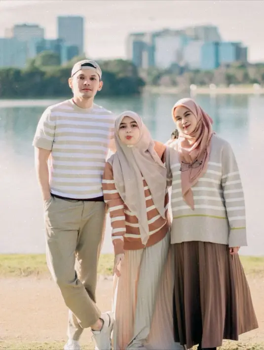 <p>Gaya manis keluarga kecil Ben Kasyafani dan Nesya Ayu Nabila, bersama Sienna pakai outfit serasi. Dengan tone serasi, yaitu kecokelatan, ketiganya kompak mengenakan atasan bercorak garis dan bawahan bernuansa senada. [Foto: Instagram/nesyanabila]</p>
