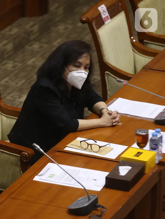 Calon Hakim Agung Ad Hoc Hubungan Industrial Andari Yuriko menjawab pertanyaan anggota Komisi III DPR dalam uji kelayakan di kompleks Parlemen, Jakarta, Rabu (27/1/202). Selain Andari Yuriko, DPR menguji Achmad Jaka Mirdinata. (Liputan6.com/Angga Yuniar)