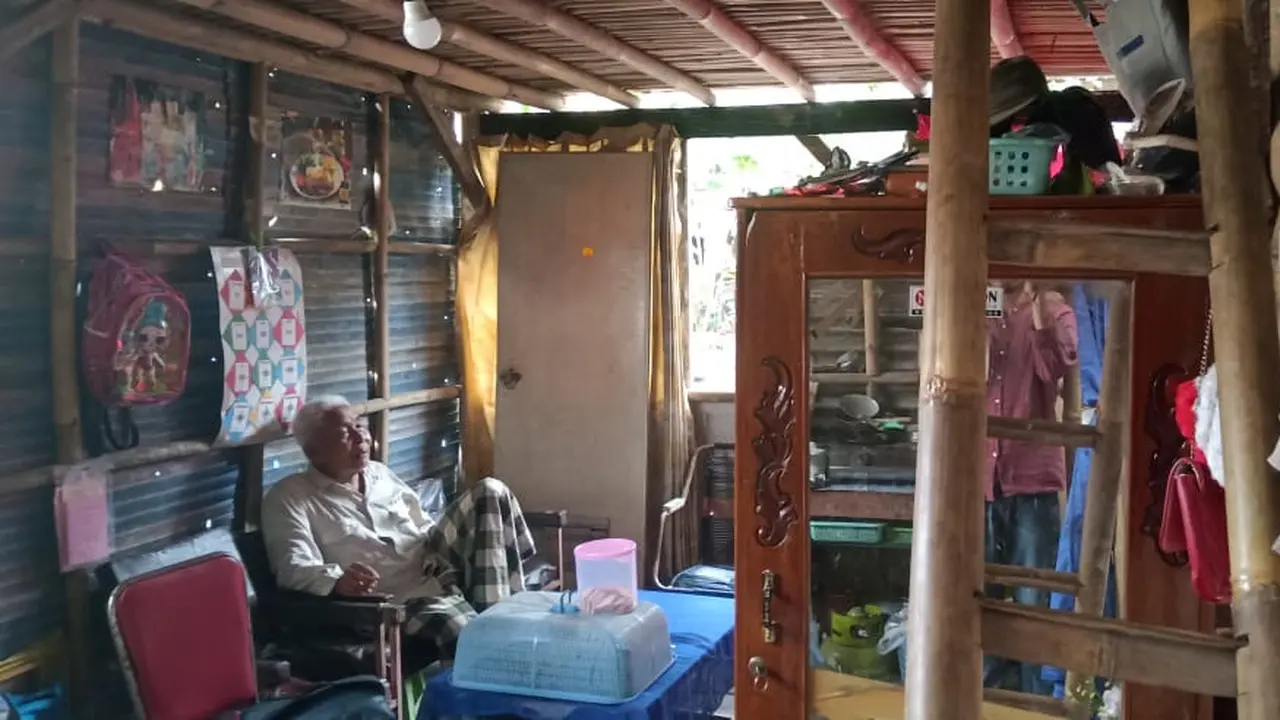 Rumah gubuk dua lantai yang dibangun dengan bambu, kayu, dan bahan-bahan seadanya. (Foto: Liputan6.com/Galoeh Widura)