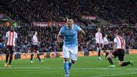 Striker Manchester City, Sergio Aguero, merayakan gol ke gawang Sunderland pada laga Premier League di Stadium of Light, Sunderland, Rabu (3/2/2016) dini hari WIB. (AFP/Oli Scarff)