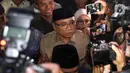 Yaqut Cholil Qoumas tidak banyak bicara ketika ditanya beberapa pertanyaan oleh pewarta. Tampak dalam foto, mantan Menteri Agama Republik Indonesia, Yaqut Cholil Qoumas, saat meninggalkan Gedung Komisi Pemberantasan Korupsi (KPK), Jakarta, Selasa (16/12/2025). (Liputan6.com/HelmiFithriansyah)