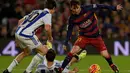 Aksi Lionel Messi saat berusaha melewati pemain Real Sociedad, Geronimo Rulli, dalam lanjutan La Liga Spanyol di Stadion Camp Nou, Barcelona, Sabtu (28/11/2015). (AFP/Lluis Gene)
