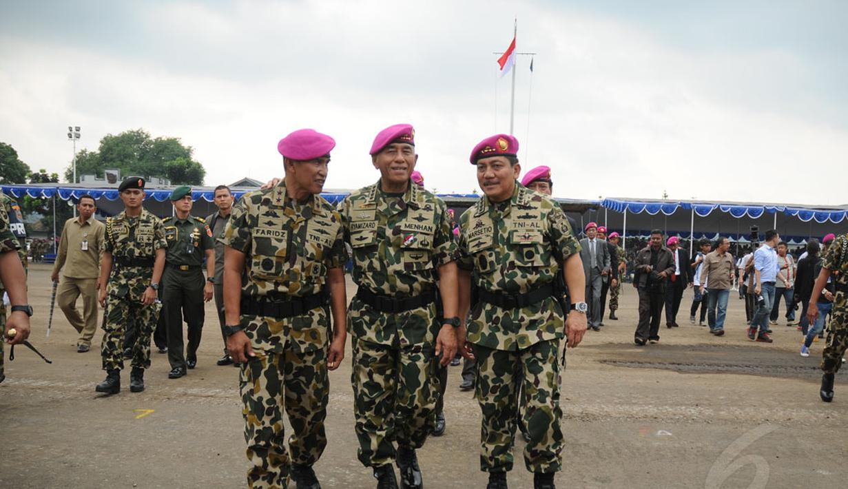 Menhan Jenderal TNI (Purn) Ryamizard Ryacudu (tengah) berjalan bersama Dankormar Mayjen TNI (Mar) A. Faridz Washington (kiri) dan Kasal Laksamana TNI Marsetio di Lapangan Apel Marinir Cilandak, Jakarta, (9/12/2014). (Liputan6.com/Helmi Fithriansyah)