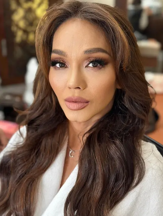 Mengenakan makeup bold pada bagian mata, pesona Bunda Corla ini bikin kagum. Rambutnya yang dibiarkan terurai, membuat penampilan wanita kelahiran 1974 itu tampak awet muda bak ABG.(Liputan6.com/IG/@corla_2)