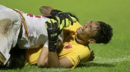 Penjaga gawang PSM Makassar, Hilman Syah menjadi pahlawan dengan menggagalkan 2 tendangan PSIS Semarang dalam drama adu penalti tersebut. (Foto: Bola.com/Arief Bagus)