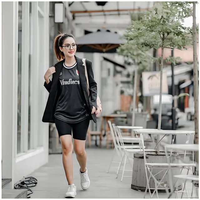 12 Trik Bikin Jersey Olahraga Jadi Outfit Super Fashionable Buat Wanita