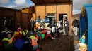 Para pemula berkumpul di fasilitas sekolah ski di Afriski, Pegunungan Maluti, Kerajaan Lesotho, Selasa (10/7). Lebih dari 80 persen wilayah Lesotho terletak di ketinggian melebihi 1.800 meter. (Marco Longari/AFP)