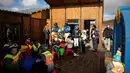 Para pemula berkumpul di fasilitas sekolah ski di Afriski, Pegunungan Maluti, Kerajaan Lesotho, Selasa (10/7). Lebih dari 80 persen wilayah Lesotho terletak di ketinggian melebihi 1.800 meter. (Marco Longari/AFP)