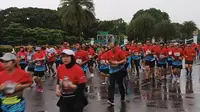 Masyarakat mengikuti lomba lari yang digelar Paspampres, Minggu (12/2/2023).(Merdeka.com/ Nur Habibie)