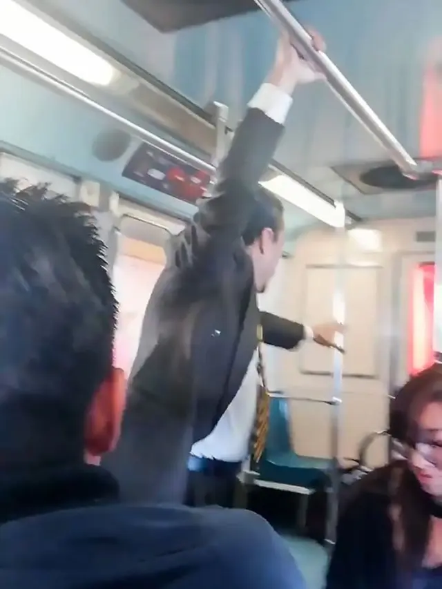aksi pria lakukan eksorsisme di dalam kereta (Photo: CEN/Mirror.co.uk)