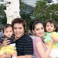 Keluarga kecil bahagia Angel Karamoy dan Steven Rumangkang terlihat sangat indah dan membuat iri siapa pun yang melihatnya. Namun kini hal tersebut pudar lantaran Angel yang rupanya memiliki pria idaman lain. (via instagram/@angelkaramoy87)