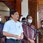 Menteri Koordinator Bidang Kemaritiman dan Investasi Luhut Binsar Pandjaitan (tengah) saat memberikan keterangan pers usai memimpin rakor di Jambi, Rabu (19/1/2022). Luhut meminta industri penumpukan atau stokcpile batu bara dipindahkan dari KCBN Muarajambi. (Liputan6.com/Gresi Plasmanto)