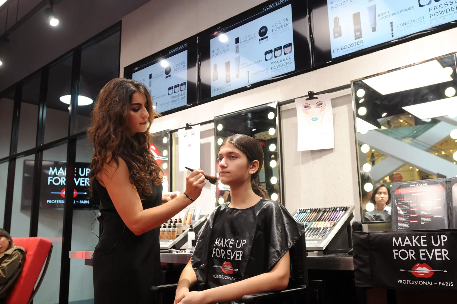 Demo makeup dari makeup artist asal Paris. (Sumber foto: Daniel Kampua/Bintang.com)