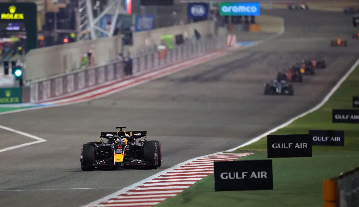 Pembalap Red Bull Racing, Max Verstappen (kiri) memimpin balapan saat Formula 1 GP Bahrain 2024 yang berlangsung di Sirkuit Sakhir, Bahrain, Sabtu (03/03/2024) malam WIB. (AFP/Giuseppe Cacace)