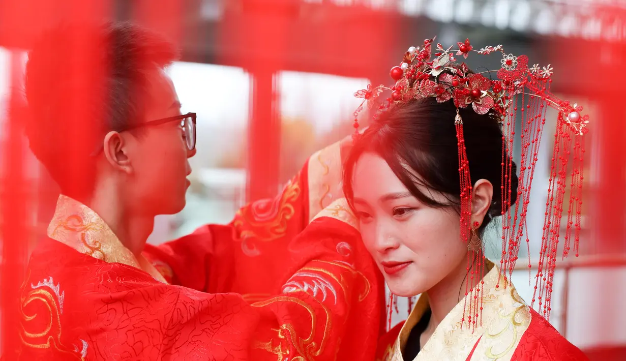 Hiasan kepala seorang pengantin wanita ditata dalam sebuah upacara pernikahan tradisional yang diadakan di Guiyang, ibu kota Provinsi Guizhou, China barat daya, pada 16 November 2020. (Xinhua/Ou Dongqu)