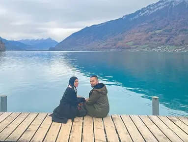 Shireen Sungkar dan Teuku Wisnu kompak mengunggah momen saat menikmati waktu liburan di Eropa. Pada liburan kali ini, pasangan selebriti ini hanya pergi berdua tanpa anak-anak. (Liputan6.com/IG/@shireensungkar)