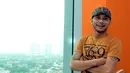 Usai dipecat dari kesatuannya, Norman Kamaru langsung membuat tato ditangannya. menueur Norman, tato yang dibuatnya sebagai lampiasan sakit hatinya karena dipecat, Jakarta. Foto diambil pada Jumat (21/11/2014). (Liputan6.com/Panji Diksana)