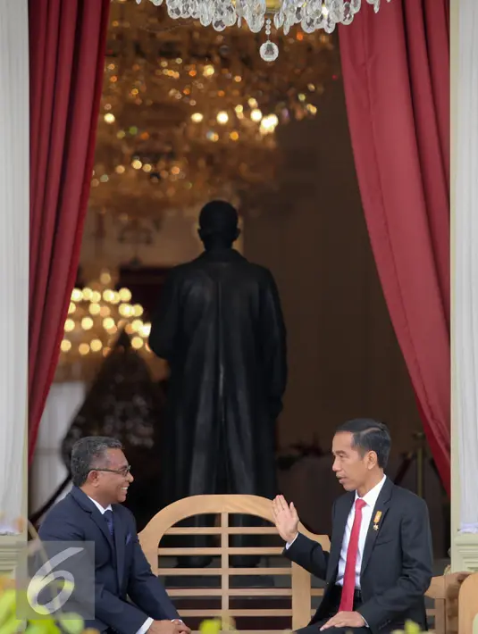 Presiden Jokowi berbincang dengan PM Timor Leste Rui Maria De Araujo di teras belakang Istana Merdeka, Jakarta, Rabu (26/8). Keduanya melakukan pertemuan bilateral untuk meningkatkan kerjasama antara Indonesia dan Timor Leste. (Liputan6.com/Faizal Fanani)