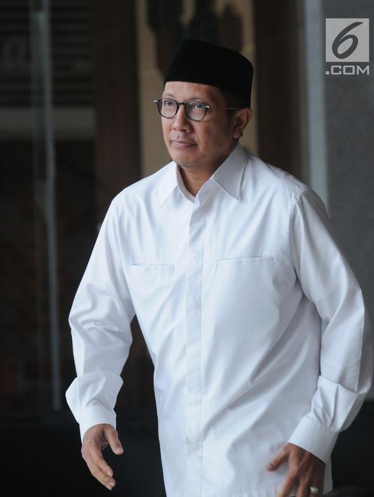 Ekspresi Menteri Agama (Menag) Lukman Hakim Saifuddin (Kemeja Putih) berjalan keluar usai menjalani pemeriksaan di Gedung KPK, Jakarta, Kamis(23/5/2019). Lukman Hakim Saifuddin diperiksa sebagai saksi untuk tersangka Anggota DPR RI nonkatif Muhammad Romahurmuziy. (merdeka.com/Dwi Narwoko)