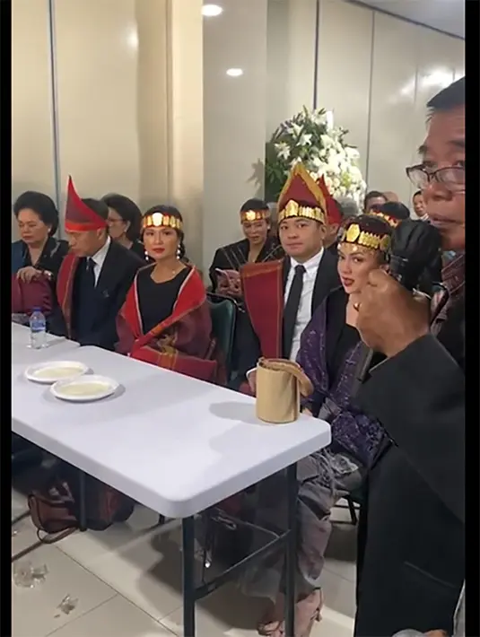 Selain Cassanova Alfonso, keluarga Rianti juga menggelar upacara adat untuk kakak Cassanova. "Kebetulan, kakaknya Cass juga belum melangsungkan upacara adat, jadi kami juga menggelarnya bersama," tambahnya. [Instagram/riantic]