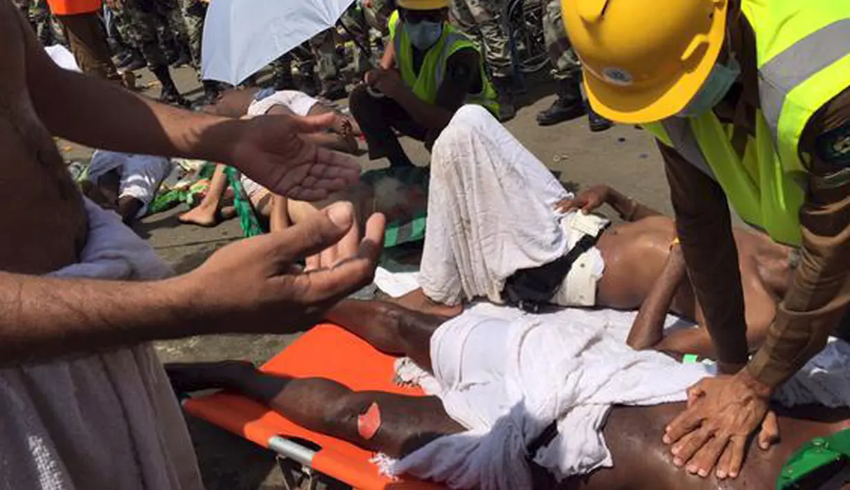 Petugas Saudi mencoba untuk menyelamatkan peziarah yang menjadi korban saat akan melempar jumroh, Mina, Kamis (24/9/2015). 220 Jemaah haji dikabarkan meninggal setelah terinjak-injak saat berebutan untuk melempar jumroh. (Reuters) 