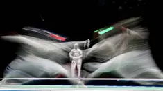 Atlet Anggar asal Italia Luca Curatoli (kiri) bertanding melawan Iulian Teodosiu dari Rumania dalam kualifikasi men's sabre individual  Olimpiade Tokyo 2020 di Makuhari Messe Hall, Prefektur Chiba, Jepang, Sabtu (24/7/2021). (Foto: AFP/Mohd Rasfan)