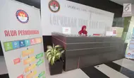 Seorang petugas berjaga di meja resepsionis gedung Lembaga Perlindungan Saksi dan Korban (LPSK), Jakarta, Kamis (6/9). Gedung khusus untuk kantor LPSK ini diharapkan dapat memaksimalkan kinerja lembaga tersebut. (Liputan6.com/Faizal Fanani)