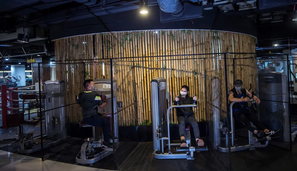 FOTO Sekat Plastik Tameng Penyebaran Covid19 di Gym Surabaya Foto