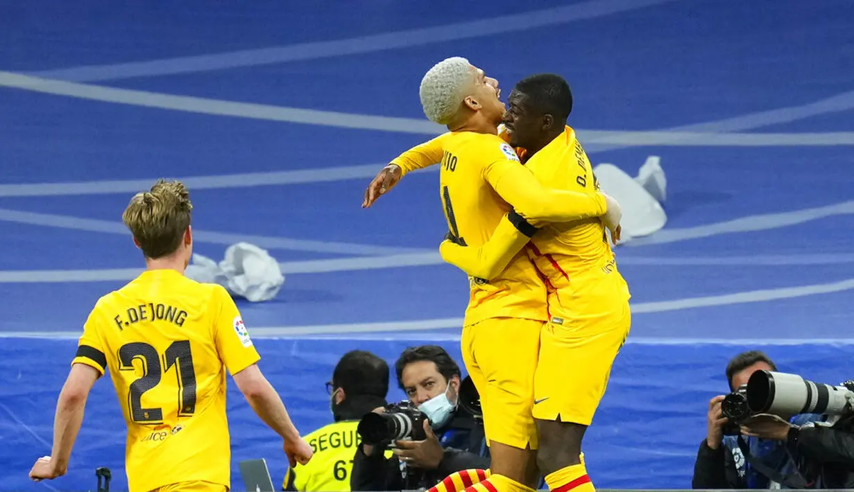Barca mencetak gol kedua. Kali ini lewat tendangan sudut yang dilepaskan oleh Dembele. Araujo berhasil memenangkan duel udara dan menjebol gawang Real Madrid. (AP Photo/Manu Fernandez)