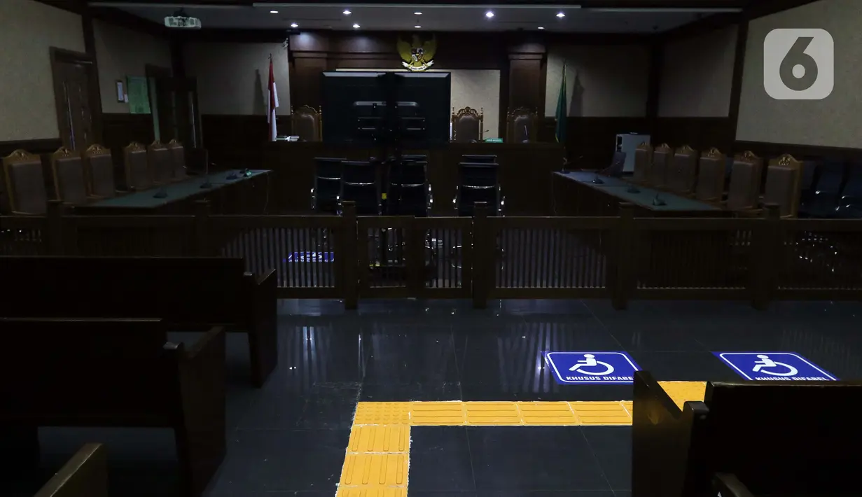 Guiding Block atau jalur pemandu disabilitas terpasang di ruang sidang Prof Dr Kusumahatmaja Pengadilan Negeri Jakarta Pusat, Kamis (25/3/2021). Dengan fasilitas ini diharapkan warga disabilitas dapat mengakses seluruh layanan, termasuk persidangan secara mandiri. (Liputan6.com/Helmi Fithriansyah)