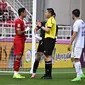 Kapten Timnas Indonesia U-23, Rizky Ridho (kiri) berbicara dengan wasit Shen Yinhao saat menghadapi Uzbekistan U-23 pada laga semifinal Piala Asia U-23 2024 di Abdullah bin Khalifa Stadium, Doha, Qatar, Senin (29/4/2024). (AFC)