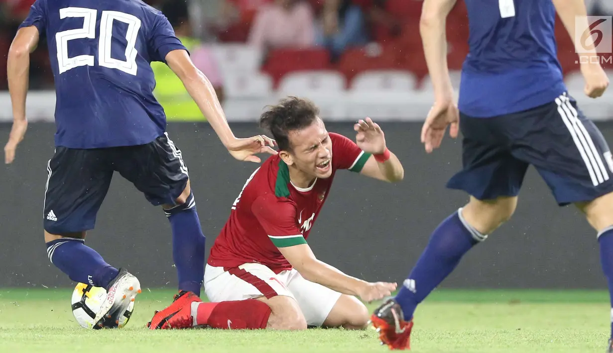 Pesepak bola Jepang U-19 berusaha menghalau Pesepak bola Timnas Indonesia U-19 pada laga uji coba babak pertama di Stadion Utama Gelora Bung Karno (SUGBK), Jakarta, Minggu (25/3). Babak pertama Timnas Indonesia kalah 0-1 (Liputan6.com/Angga Yuniar)