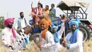 Pemuda Sikh menampilkan tarian tradisional rakyat Punjab atau Bhangra jelang festival panen Baisakhi di ladang gandum pinggiran Amritsar, India, 11 April 2021. Baisakhi adalah festival yang dirayakan di seluruh India utara, terutama di wilayah Punjab oleh komunitas Sikh. (NARINDER NANU/AFP)