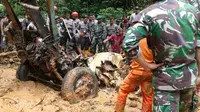 Sebelumnya, empat orang warga yang sedang melintasi jalur Riau - Sumbar meninggal dunia akibat longsor. (Liputan6.com/M Syukur)