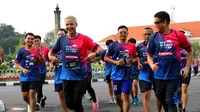 Gubernur Jawa Tengah Ganjar Pranowo iikut lari sejauh 10 km dalam acara Run Against Cancer 2020, Minggu (2/2).