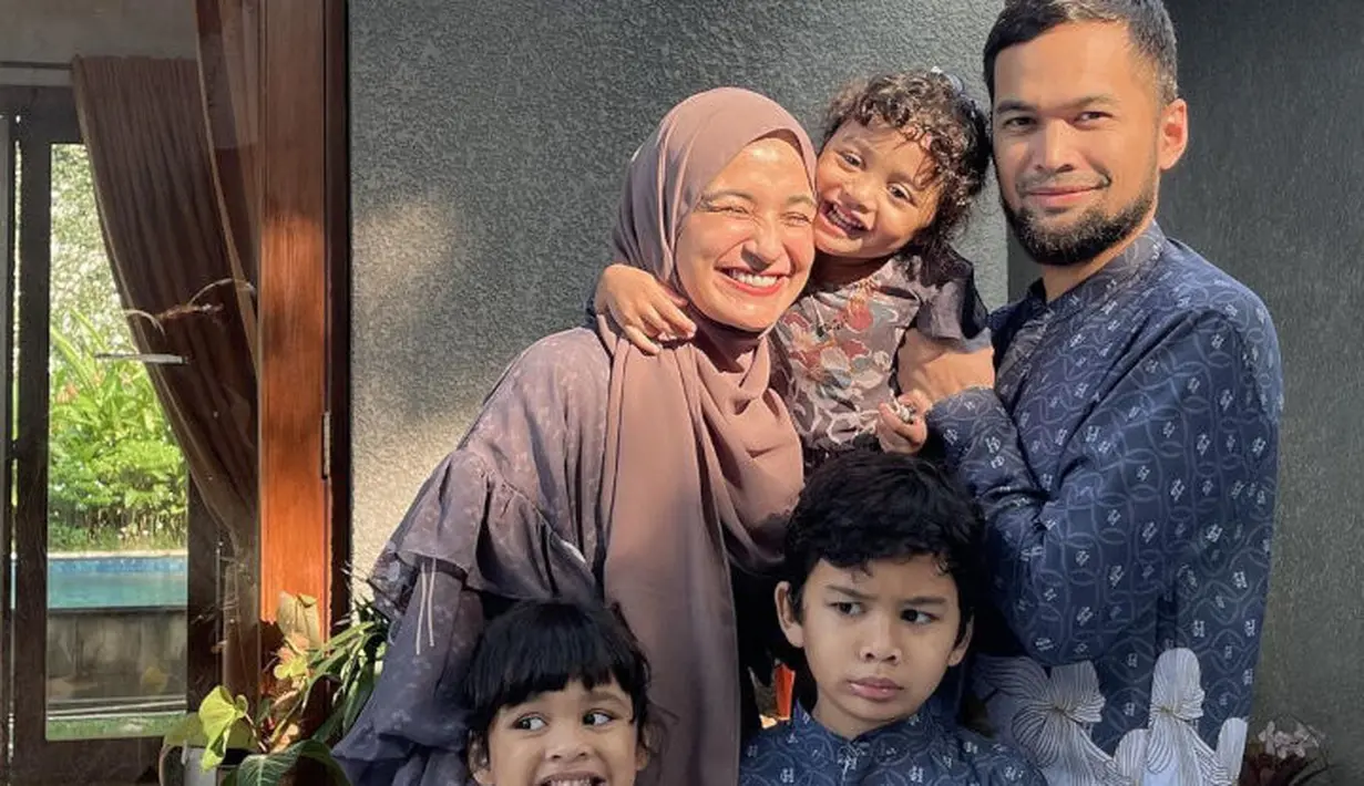 Model baju Lebaran keluarga Shireen Sungkar dengan kombinasi dua pattern untuk perempuan dan pria (Foto: Instagram @shireensungkar)