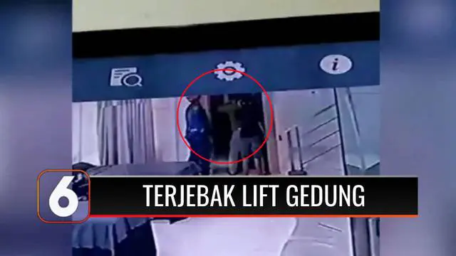 Delapan orang terjebak di dalam lift sebuah gedung salon kecantikan di kawasan Kelapa Gading, Jakarta Utara, Minggu (22/8) pagi. Akibatnya, tiga orang pingsan dan dilarikan ke puskesmas.