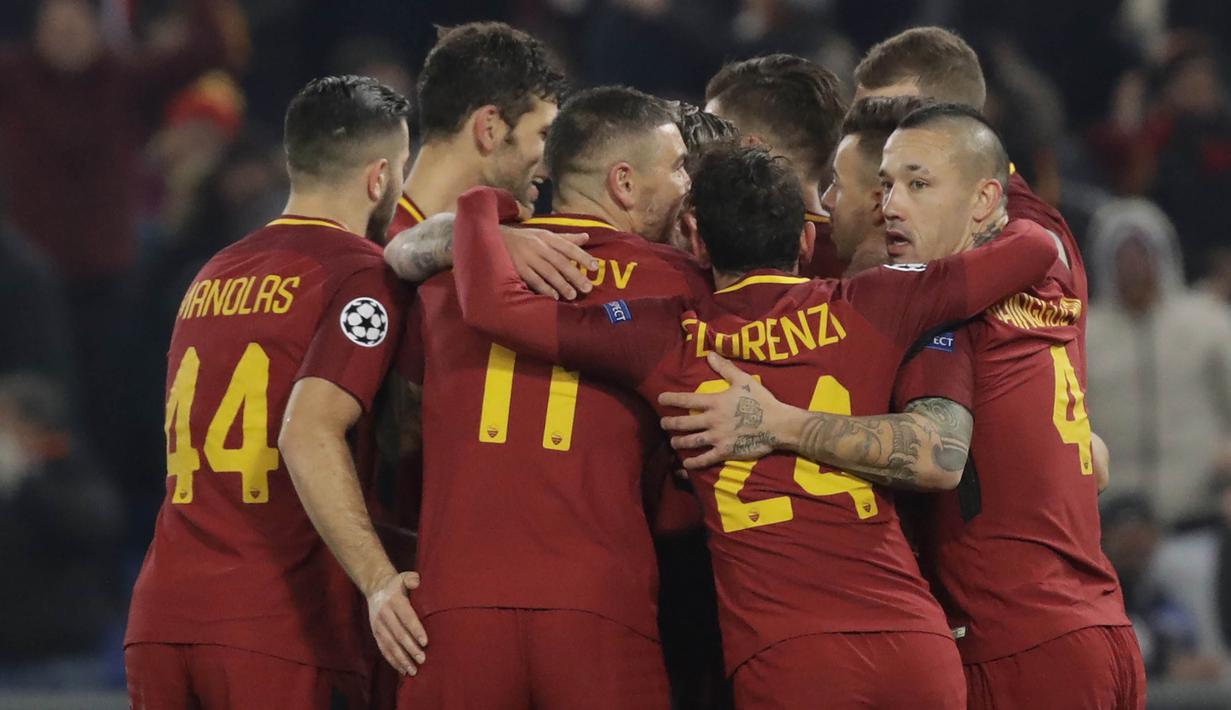 Para pemain AS Roma merayakan gol yang dicetak oleh Diego Perotti ke gawang Qarabag pada laga Liga Champions di Stadion Olimpico, Roma, Rabu (6/12/2017). AS Roma Menang 1-0 atas Qarabag. (AP/Alessandra Tarantino)