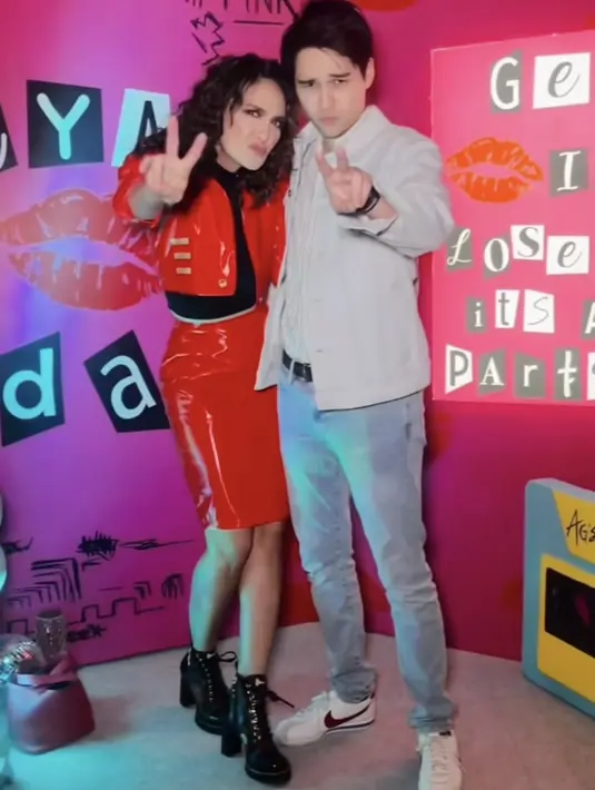 Luna Maya mengenakan setelan warna merah berbahan kulit dari blazer crop top dan skirtnya dipadukan atasan inner hitam. Ia pun hadir bersama kekasihnya Maxime yang mengenakan jaket putih dan celana denim. [@lunamaya]