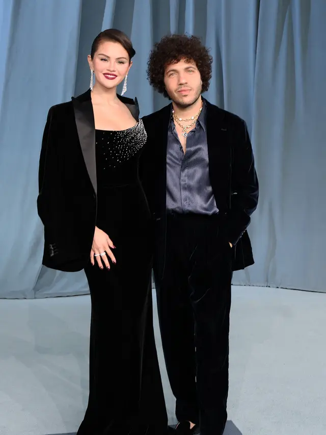 Selena Gomez dan Benny Blanco di karpet merah Academy Museum Gala di Los Angeles.. (VALERIE MACON / AFP)